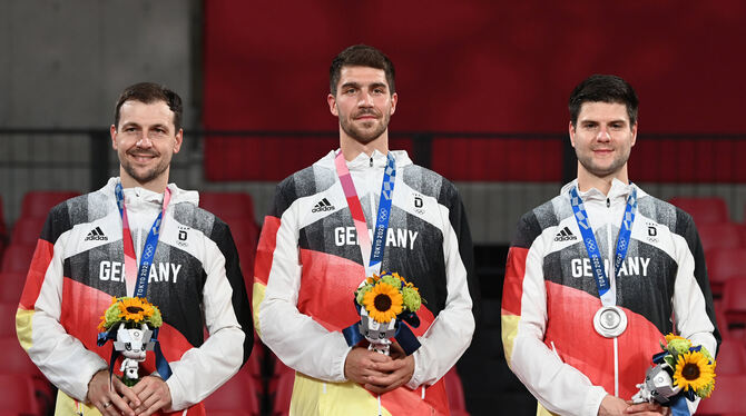 Zufriedene Strahlemänner mit Silber (von links): Timo Boll, Patrick Franziska und Dimitrij Ovtcharov. FOTO: PFÖRTNER/DPA Zufriedene Strahlemänner mit Silber (von links): Timo Boll, Patrick Franziska und Dimitrij Ovtcharov. FOTO: PFÖRTNER/DPA