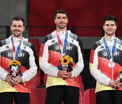 Zufriedene Strahlemänner mit Silber (von links): Timo Boll, Patrick Franziska und Dimitrij Ovtcharov.  FOTO: PFÖRTNER/DPA