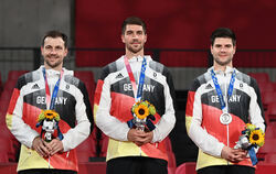 Zufriedene Strahlemänner mit Silber (von links): Timo Boll, Patrick Franziska und Dimitrij Ovtcharov.  FOTO: PFÖRTNER/DPA