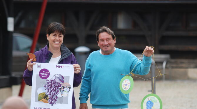 Trauben mal fest, mal flüssig, mal als Angelspiel: Melanie Garifo von der Metzingen Marketing und Tourismus GmbH und Jochen Kroh