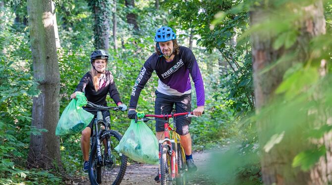 Bei der Aktion #Sauberwald sammeln Biker Müll.  FOTO: GRAAFF/MOUNTAINBIKE TOURISMUSFORUM DEUTSCHLAND