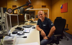 Beim zweiten Teil der Arbeit sitzt er im Trockenen: SWR-Wetterreporter Harry Röhrle im Tübinger Studio auf dem Österberg.  FOTO: