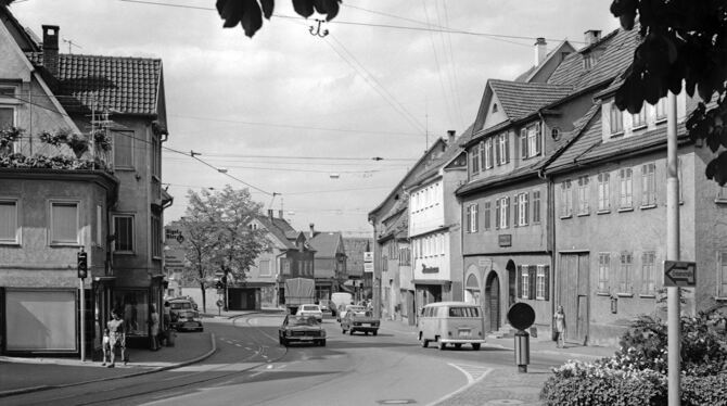 Die Häuser stehen noch. Am Pfullinger Lindenplatz hat sich seit 1971 nicht viel verändert. FOTO: BURGEMEISTER Die Häuser stehen noch. Am Pfullinger Lindenplatz hat sich seit 1971 nicht viel verändert. FOTO: BURGEMEISTER
