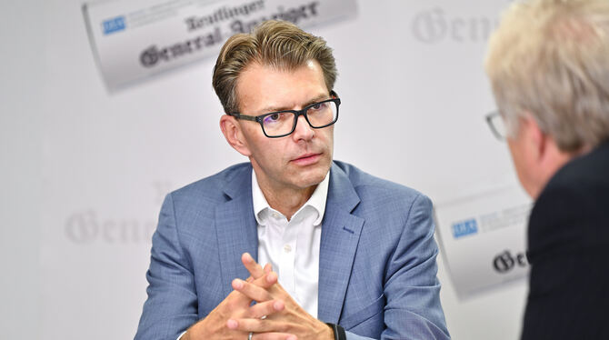 Daniel Caspary im Gespräch mit GEA-Chefredakteur Dr. Christoph Fischer. FOTO: PIETH Daniel Caspary im Gespräch mit GEA-Chefredakteur Dr. Christoph Fischer. FOTO: PIETH