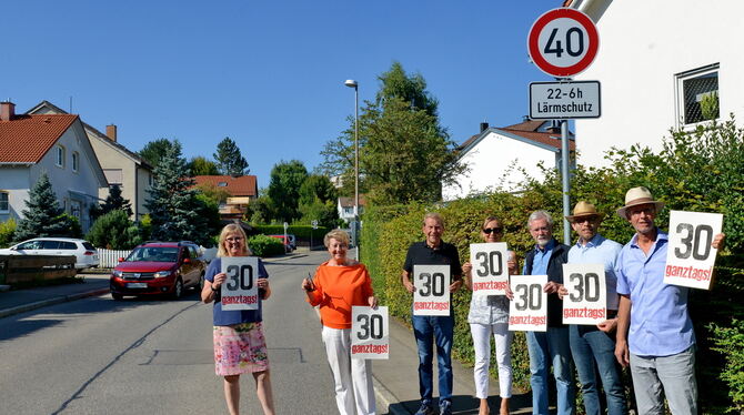 Tempo 40 und nur nachts: Alte und neue Tempo-30-Befürworter posieren vor einem der Schilder, die in der Justinus-Kerner-Stra Tempo 40 und nur nachts: Alte und neue Tempo-30-Befürworter posieren vor einem der Schilder, die in der Justinus-Kerner-Stra