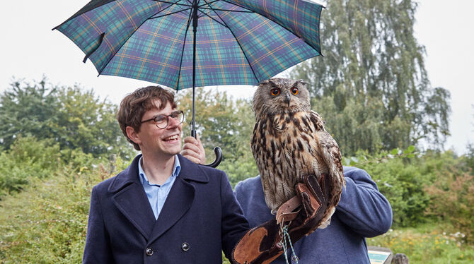 Georg Günther (CDU) hält den europäischen Uhu »Sinfonie« im Vogelpark Marlow auf seinem Arm.