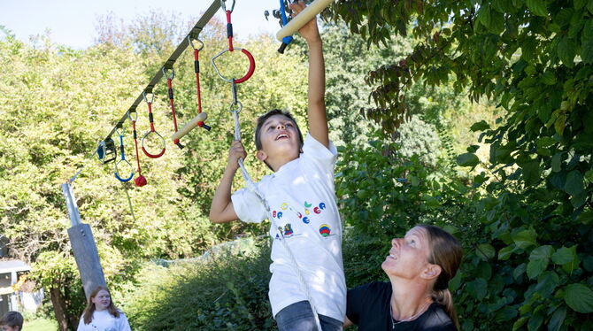 Simion ist beim Klettern und Hangeln in seinem Element. Simion ist beim Klettern und Hangeln in seinem Element.