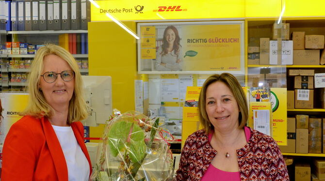 Schreibeck-Gründerin Sabine Leitenberger (links) übergibt ihr Lädle nebst Postagentur an Sabine Schicklhofer. FOTO: NIETHAMMER Schreibeck-Gründerin Sabine Leitenberger (links) übergibt ihr Lädle nebst Postagentur an Sabine Schicklhofer. FOTO: NIETHAMMER