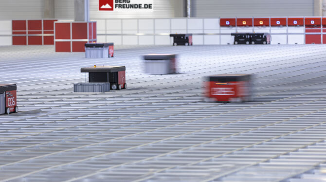 Roboter im Logistikzentrum der Bergfreunde GmbH in Rottenburg-Ergenzingen bei der Arbeit. FOTOS: BERGFREUNDE GMBH Roboter im Logistikzentrum der Bergfreunde GmbH in Rottenburg-Ergenzingen bei der Arbeit. FOTOS: BERGFREUNDE GMBH