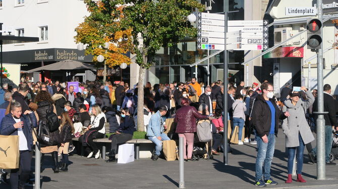 An der Ampel vom Lindenplatz aus gesehen wird deutlich, wie voll die Reutlinger Straße an diesem verkaufsoffenen Sonntag ist. F An der Ampel vom Lindenplatz aus gesehen wird deutlich, wie voll die Reutlinger Straße an diesem verkaufsoffenen Sonntag ist. F