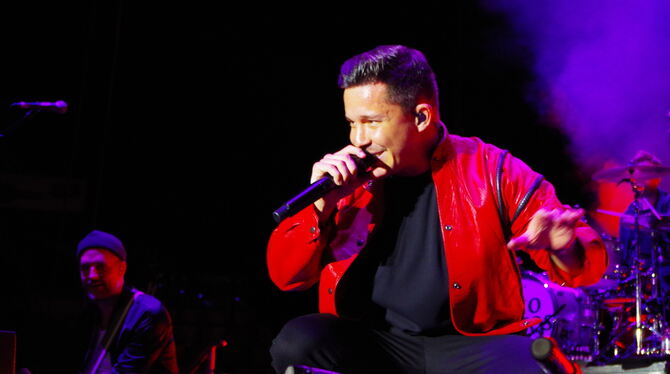 Sonnige Popsongs gegen trübe Herbsttage: Nico Santos verbreitet in der Porsche-Arena Urlaubsstimmung. Sonnige Popsongs gegen trübe Herbsttage: Nico Santos verbreitet in der Porsche-Arena Urlaubsstimmung