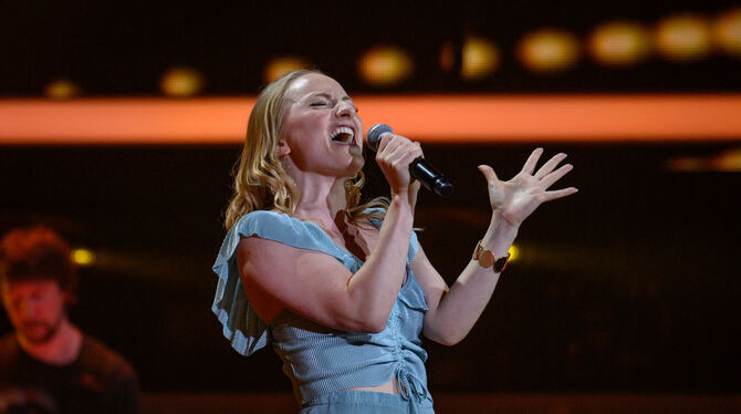Louise Mayer Voice of Germany Die Tübinger Tanzlehrerin Louise Mayer tritt in den Blind Auditions bei Voice of Germany mit dem Song »Better When I'm Dancing«