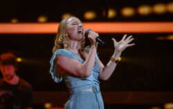 Die Tübinger Tanzlehrerin Louise Mayer tritt in den Blind Auditions bei Voice of Germany mit dem Song "Better When I'm Dancing" 