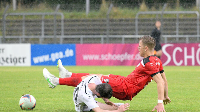 Defensiv-Allrounder Denis Lübke SSV Reutlngen. Defensiv-Allrounder Denis Lübke (rotes Trikot) vom SSV Reutlngen.