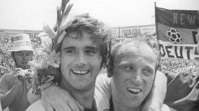 Freunde fürs Leben: Gerd Müller und Uwe Seeler. FOTO: KAISER/WITTERS: