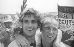 Freunde fürs Leben: Gerd Müller und Uwe Seeler. FOTO: KAISER/WITTERS: