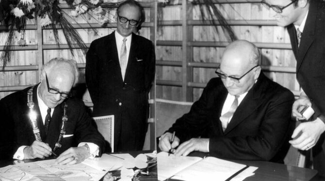 Der Reutlinger Oberbürgermeister Oskar Kalbfell (links) und Reichenecks Bürgermeister Paul Kehrer unterschreiben am 12. Dezember Der Reutlinger Oberbürgermeister Oskar Kalbfell (links) und Reichenecks Bürgermeister Paul Kehrer unterschreiben am 12. Dezember