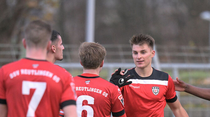 Tim Schwaiger wird nach einem Tor von seinen Teamkollegen beim SSV bejubelt.