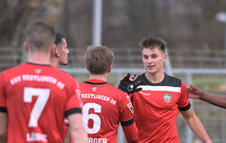Tim Schwaiger wird nach einem Tor von seinen Teamkollegen beim SSV bejubelt.