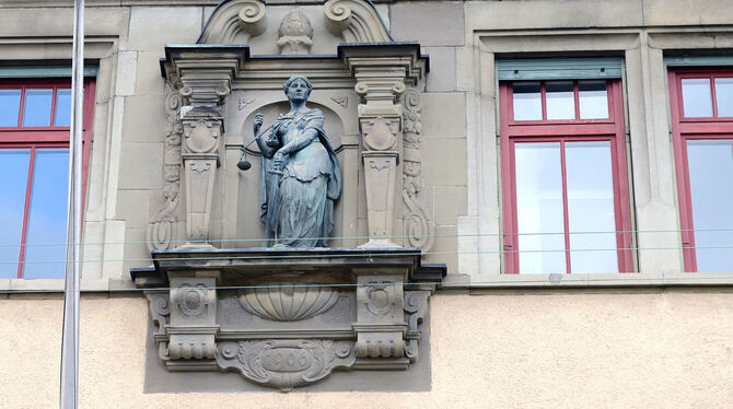 Justizia an der Fassade des Reutlinger Amtsgerichts, hinter der derzeit ein Brandstiftungsfall verhandelt wird. ARCHIVFOTO: PIET Justizia an der Fassade des Reutlinger Amtsgerichts