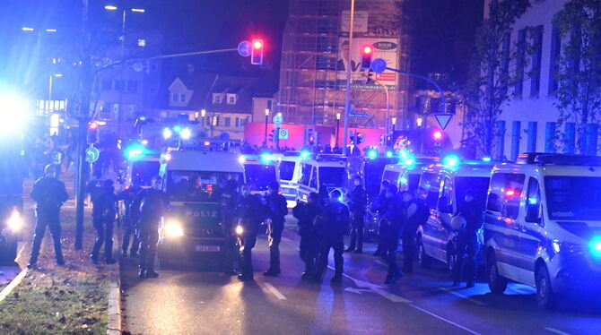 Polizeiwagen auf der Alteburgstraße in Reutlingen Polizeiwagen auf der Alteburgstraße in Reutlingen
