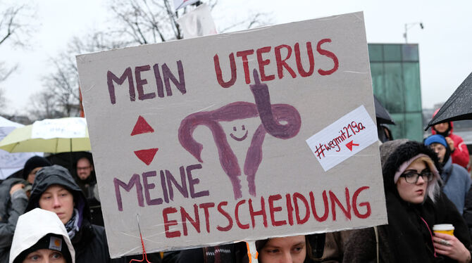 Frauen demonstrieren gegen den Abtreibungsparagrapfen 219a.