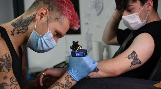Tätowierer Jan Sabieraj (links) aus dem Tattoo-Studio »Room26« in Reutlingen muss bei der Arbeit erstmal auf Farben verzichten. Tätowierer Jan Sabieraj (links) aus dem Tattoo-Studio »Room26« in Reutlingen muss bei der Arbeit erstmal auf Farben verzichten.