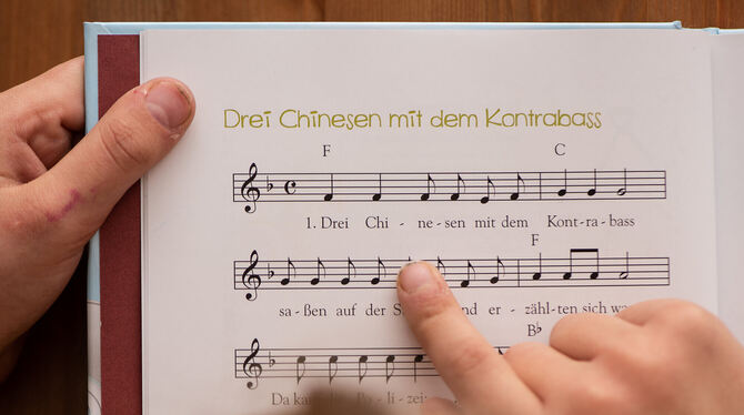 Harmloser Spaß oder Diskriminierung? Das Lied von den »Drei Chinesen mit dem Kontrabass« taucht noch immer in Kinderliederbücher