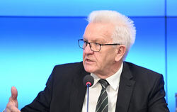  Ministerpräsident Winfried Kretschmann (Grüne ) will noch keine Lockerungen der Corona-Regeln zusagen.  FOTO: WEISSBROD/DPA