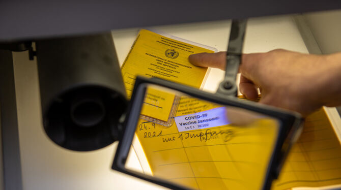 Ein Impfpass unter der Lupe.