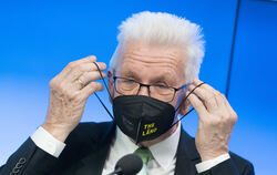  Ministerpräsident Winfried Kretschmann (Grüne) nach der Regierungs-Pressekonferenz im Landtag.  FOTO: WEISSBROD/DPA