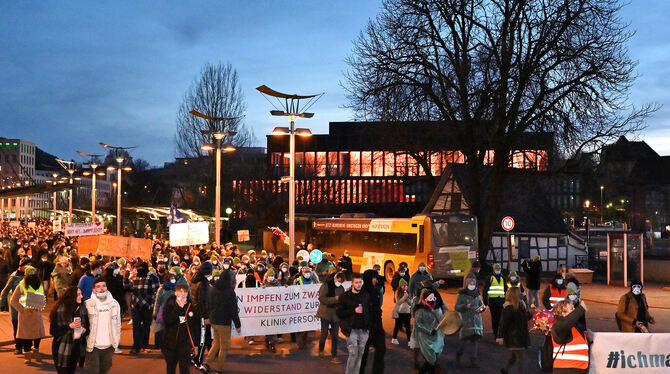 Reutlinger Demonstranten ziehen durch Reutlingen.