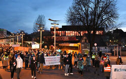 Reutlinger Demonstranten ziehen durch Reutlingen.