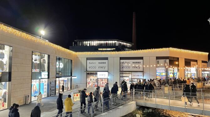 Am Montagabend gehen Spaziergänger durch die Outletcity. Insgesamt sind es etwa 140 Leute, die an diesem Tag gegen die Coronamaß Am Montagabend gehen Spaziergänger durch die Outletcity. Insgesamt sind es etwa 140 Leute, die an diesem Tag gegen die Coronamaß