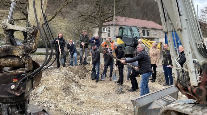 Spatenstich zum neuen Dreiachtelkanal in Bad Urach mit Vertretern der Verwaltung, der Planung und des Gemeinderats. FOTOS: KLEI Spatenstich zum neuen Dreiachtelkanal in Bad Urach mit Vertretern der Verwaltung, der Planung und des Gemeinderats. FOTOS: KLEI