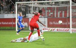 Onesi Kuengienda vergibt in der Nachspielzeit eine Topchance.
