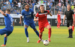 Der Reutlinger Luca Wöhrle (rechts) im Zweikampf mit dem Ex-Reutlinger Ruben Reisig.