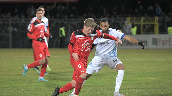 Pierre Eiberger (links) vom SSV Reutlingen im Zweikampf mit Ruben Reisig von den Stuttgarter Kickers.