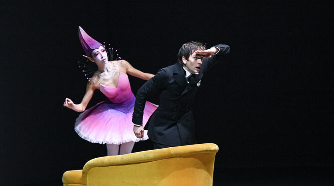 Ja, wo ist sie denn nun, die schlafende Prinzessin? Szene aus der Dornröschen-Parodie "Aurora’s Nap" im Ballettabend "Pure Bl Ja, wo ist sie denn nun, die schlafende Prinzessin? Szene aus der Dornröschen-Parodie "Aurora’s Nap" im Ballettabend "Pure Bl