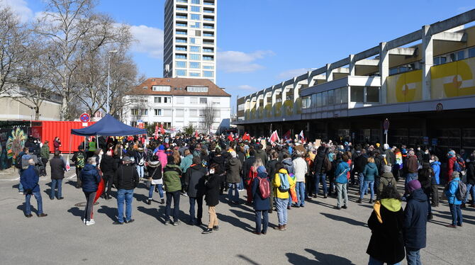 Auf dem Gelände der alten Paketpost haben sich Hunderte versammelt, um gegen den AfD-Aktionstag zu protestieren.