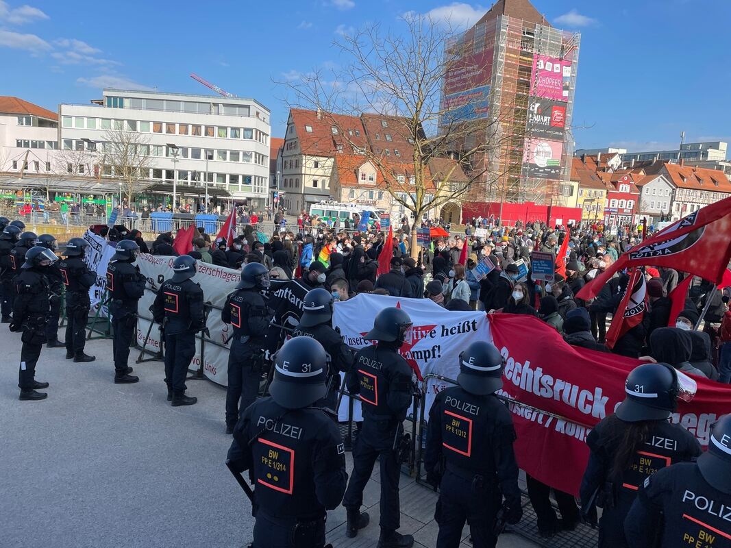 Die Polizei trennt die Protestler von der AfD-Kundgebung.