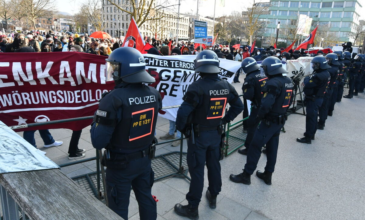 Antifaschischistischer Schutzwall an der Stadthalle FOTO MEYER_3788
