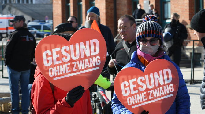 Teilnehmer der AfD-Kundgebung sprechen sich gegen die Impfpflicht aus.