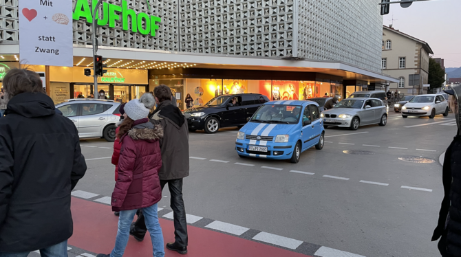 Auf der Gartenstraße müssen Autos und Busse rund 20 Minuten warten.