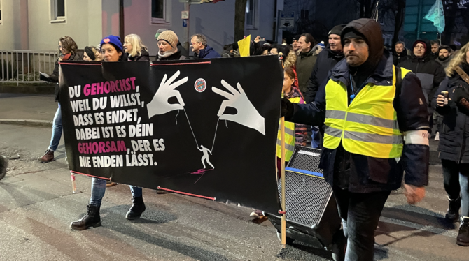 Mit Transparenten kritisieren die Demonstranten die Corona-Politik und die Gesellschaft.