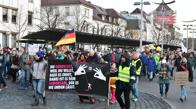 Teilnehmer der samstäglichen Demonstration gegen die Corona-Politik unterwegs. Sie rufen »für die Freiheit auf die Straße« und w