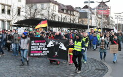 Teilnehmer der samstäglichen Demonstration gegen die Corona-Politik unterwegs. Sie rufen »für die Freiheit auf die Straße« und w