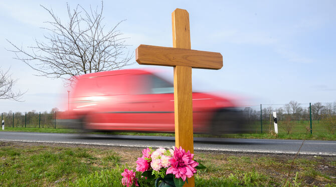 Bei jedem sechsten Verkehrsunfall mit Toten oder Schwerverletzten war zu schnelles Fahren ursächlich. FOTO: STRATENSCHULTE/DPA Bei jedem sechsten Verkehrsunfall mit Toten oder Schwerverletzten war zu schnelles Fahren ursächlich. FOTO: STRATENSCHULTE/DPA