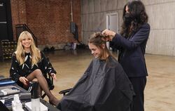 Heidi Klum (links) begutachtet das Umstyling von Vanessa Kunz aus Metzingen.