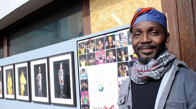Der aus Nigeria stammende Reutlinger Künstler Moshood Adekunle hat immer jeweils zwei Personen aus unterschiedlichen Kulturkreis Der aus Nigeria stammende Reutlinger Künstler Moshood Adekunle hat immer jeweils zwei Personen aus unterschiedlichen Kulturkreis